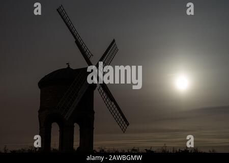 Silhouette de moulin dans la lune Banque D'Images