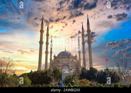 Mosquée Centrale Sabanci, vieille tour de l'horloge et le pont de pierre à Adana, ville de Turquie. La Ville d'Adana avec minarets mosquée en face de la rivière Seyhan. Banque D'Images