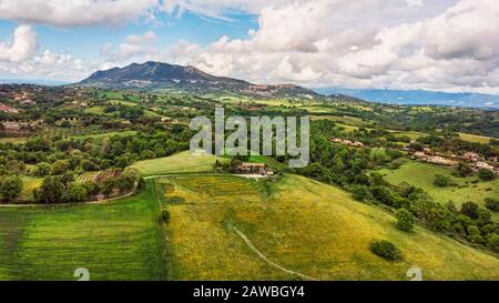 Superbe vue panoramique aérienne au-dessus de la campagne italienne avec des forêts de chêne et une vallée verte avec des sentiers, des colonies rurales entre les collines et les prairies wi Banque D'Images