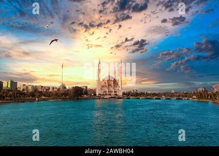 Mosquée Centrale Sabanci, vieille tour de l'horloge et le pont de pierre à Adana, ville de Turquie. La Ville d'Adana avec minarets mosquée en face de la rivière Seyhan. Banque D'Images