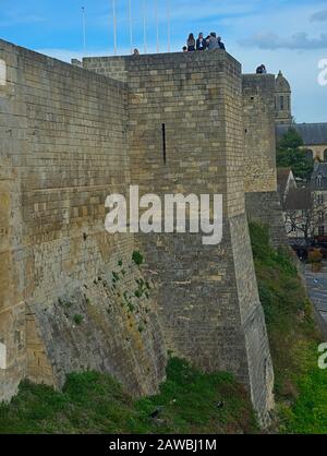 Caen, FRANCE - 7 avril 2019 - vue sur un immense mur de défense en pierre et tour à la forteresse Banque D'Images