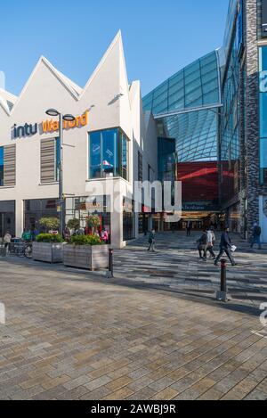 TGI Fridays restaurant de chaîne et l'entrée du centre commercial Intu Watford. High Street, Watford Banque D'Images