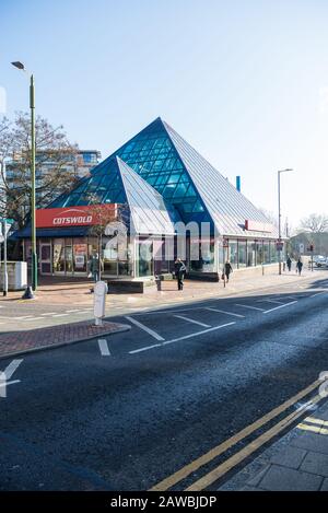 La pyramide en verre bleu, qui abrite la boutique de vêtements et d'équipements de camping Cotswold, High Street, Watford, Hertfordshire, Angleterre, Royaume-Uni Banque D'Images
