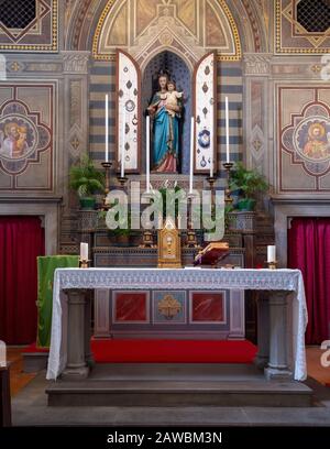 Livourne, TOSCANE, ITALIE - 26 janvier 2020: À l'intérieur de l'église de Santi Jacopo e Cristoforo à Bolgheri, Castagneto Carducci, près de Livourne. Autel et Banque D'Images