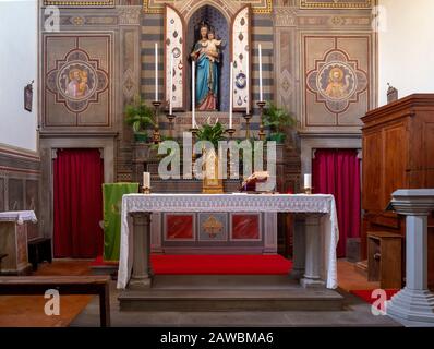 Livourne, TOSCANE, ITALIE - 26 janvier 2020: À l'intérieur de l'église de Santi Jacopo e Cristoforo à Bolgheri, Castagneto Carducci, près de Livourne. Autel et Banque D'Images