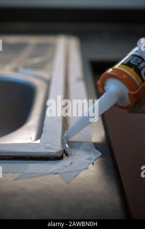 appliquer du chou-fleur en silicone sur l'évier Banque D'Images
