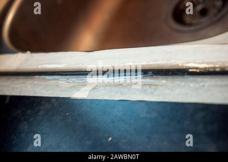 appliquer du chou-fleur en silicone sur l'évier Banque D'Images