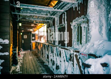 L'hiver donne une impression nettement différente aux sites touristiques et aux sites culturels du parc national de Seoraksan, en Corée du Sud. Banque D'Images