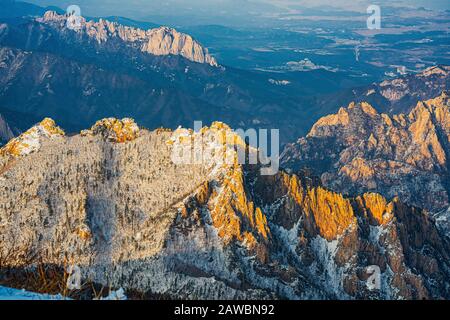 Les paysages spectaculaires du parc national de Seoraksan en Corée du Sud sont à couper le souffle, surtout en hiver. Banque D'Images