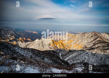 Les paysages spectaculaires du parc national de Seoraksan en Corée du Sud sont à couper le souffle, surtout en hiver. Banque D'Images