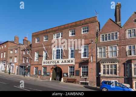 Norfolk Arms Hotel porte d'entrée dans la grand-rue à Arundel, West Sussex, Angleterre, Royaume-Uni. Banque D'Images