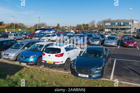Voitures garées dans un parking privé en Angleterre, au Royaume-Uni. Banque D'Images