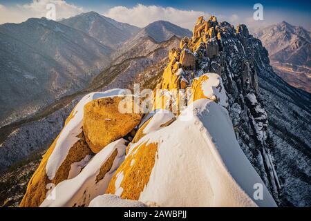 Les paysages spectaculaires du parc national de Seoraksan en Corée du Sud sont à couper le souffle, surtout en hiver. Banque D'Images