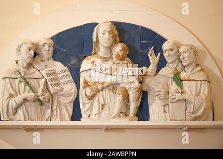 Italie Marche Urbino -Palazzo Ducale - Galleria Nazionale delle Marche - Madonna et enfant avec Saints Dominic, Thomas, Albert le Grand, et Peter Martyr - par Luca della Robbia Banque D'Images