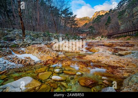 Les paysages spectaculaires du parc national de Seoraksan en Corée du Sud sont à couper le souffle, surtout en hiver. Banque D'Images