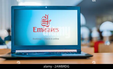 Poznan, POL - DEC 11, 2019: Ordinateur portable affichant le logo d'Emirates, une compagnie aérienne d'État basée à Garhoud, Dubaï, Emirats Arabes Unis Banque D'Images