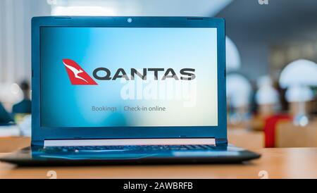 Poznan, POL - DEC 11, 2019: Ordinateur portable affichant le logo de Qantas Airways, le porte-drapeau de l'Australie Banque D'Images