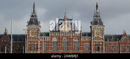 Bâtiment de la gare centrale d'Amsterdam aux Pays-Bas Banque D'Images