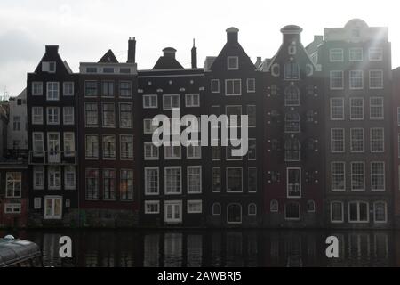 Amsterdam, Pays-Bas, 6 février 2020 Maisons de canal authentiques sur le Rokin à Amsterdam Banque D'Images