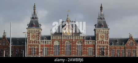Bâtiment de la gare centrale d'Amsterdam aux Pays-Bas Banque D'Images