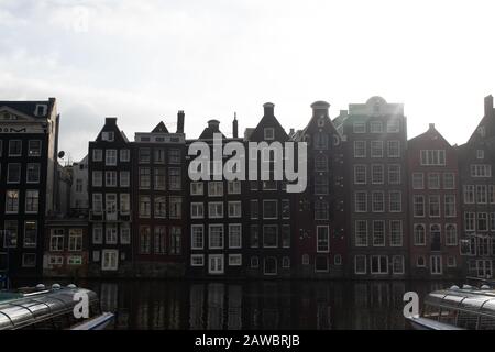 Amsterdam, Pays-Bas, 6 février 2020 Maisons de canal authentiques sur le Rokin à Amsterdam Banque D'Images
