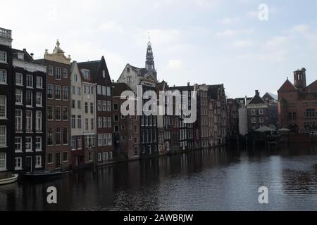 Amsterdam, Pays-Bas, 6 février 2020 Maisons de canal authentiques sur le Rokin à Amsterdam Banque D'Images