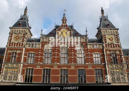 Bâtiment de la gare centrale d'Amsterdam aux Pays-Bas Banque D'Images