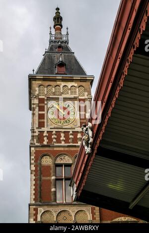 Bâtiment de la gare centrale d'Amsterdam aux Pays-Bas Banque D'Images