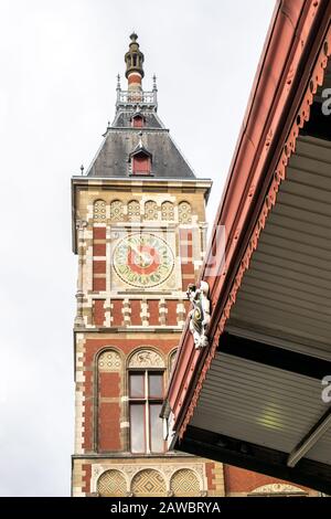 Bâtiment de la gare centrale d'Amsterdam aux Pays-Bas Banque D'Images
