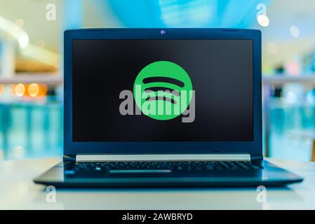 Poznan, POL - 30 JANVIER 2020: Ordinateur portable affichant le logo de Spotify, une plate-forme de diffusion audio suédoise qui fournit de la musique et des podcasts de recor Banque D'Images