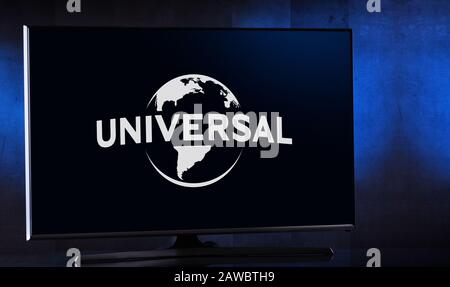 Poznan, POL - FÉV 04, 2020: Téléviseur à écran plat affichant le logo de Universal Pictures, un studio de cinéma américain appartenant à Comcast Banque D'Images