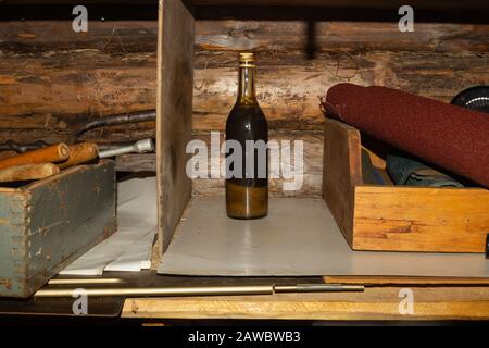 Ancienne bouteille en verre avec fluide technique dans un atelier Banque D'Images