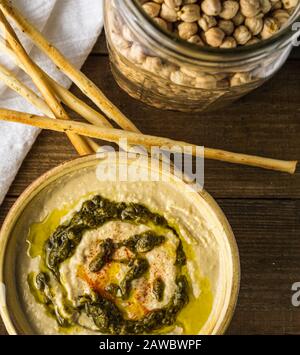 Haricots garbanzo humus dans un bol en céramique. Gros plan. Banque D'Images