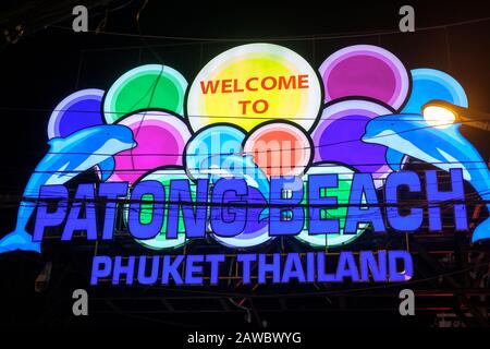 Bangla Road la nuit à Patong. Cette rue devient une rue animée à pied la nuit à Patong, qui est l'un des quartiers les plus occupés de Phuket. Banque D'Images
