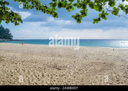 Plage De Nai Yang Près De L'Aéroport International De Phuket. Phuket est une grande île et une destination de voyage populaire dans le sud de la Thaïlande. Banque D'Images