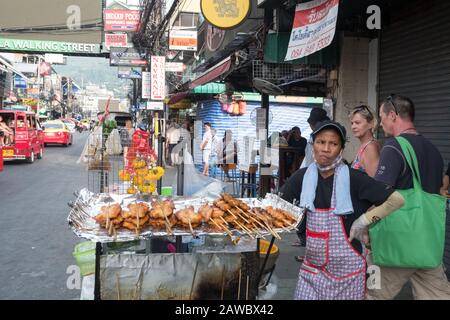 Bangla Road À Patong. Cette rue devient une rue animée à pied la nuit à Patong, qui est l'un des quartiers les plus occupés de Phuket.