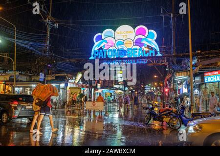 Bangla Road la nuit à Patong. Cette rue devient une rue animée à pied la nuit à Patong, qui est l'un des quartiers les plus occupés de Phuket. Banque D'Images