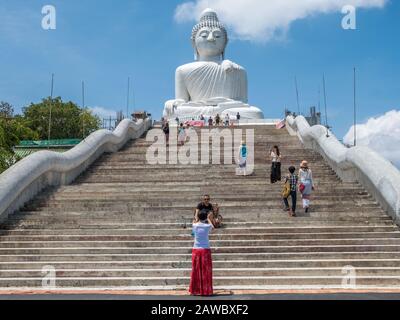 Le célèbre grand Bouddha de 45 mètres de haut à Phuket. Phuket est une grande île et une destination de voyage populaire dans le sud de la Thaïlande. Banque D'Images