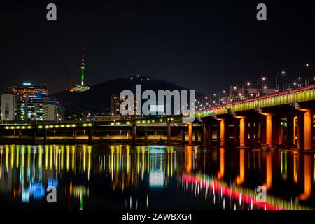 Des ponts ponctuent les gratte-ciel de la vue du fleuve le long de la rivière Han à Séoul, en Corée du Sud. La tour Namsan domine l'horizon nord. Banque D'Images