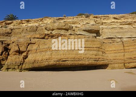 Falaises et formations rocheuses sur la plage de Salema en Algarve Banque D'Images