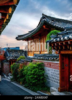 Bukchon Hanok Village est une destination incontournable à Séoul pour ses rues tranquilles et son architecture charmante. Banque D'Images