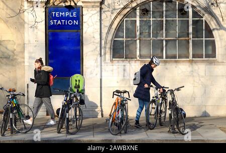 Londres, Angleterre, Royaume-Uni. Station de métro Temple sur le Victoria Embankment Banque D'Images