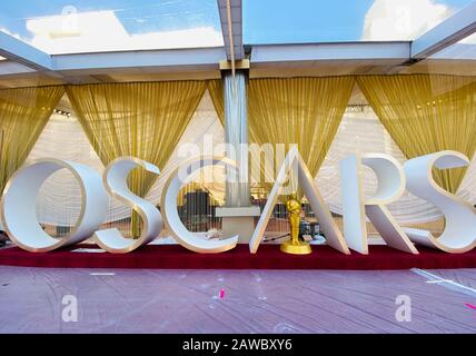 Une vue générale du tapis rouge mis en place avant les 2020 Academy Awards à Los Angeles, en Californie Banque D'Images