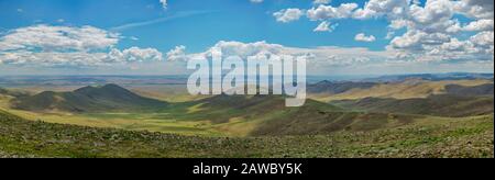 Les vastes paysages et le patrimoine culturel de la Mongolie en font une excellente destination pour les voyageurs aventureux. Banque D'Images