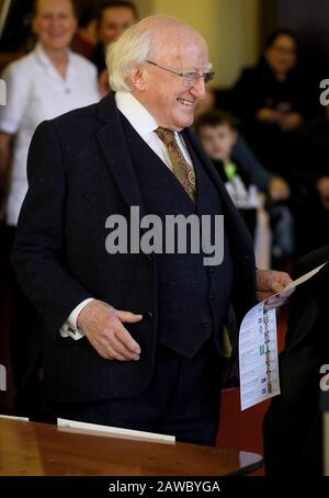 Le président Michael D Higgins se prépare à voter à l'élection générale irlandaise à l'hôpital St Mary's de Phoenix Park, à Dublin. Banque D'Images