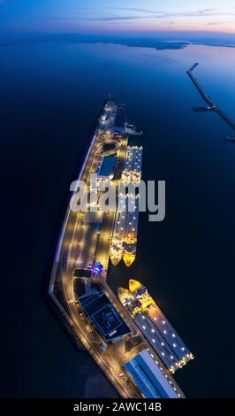 Vue sur le port de Burgas la nuit Banque D'Images