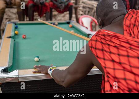 Les hommes d'Afrique masai jouant au billard en plein air dans le village de Sengare Sero à Masailand Banque D'Images