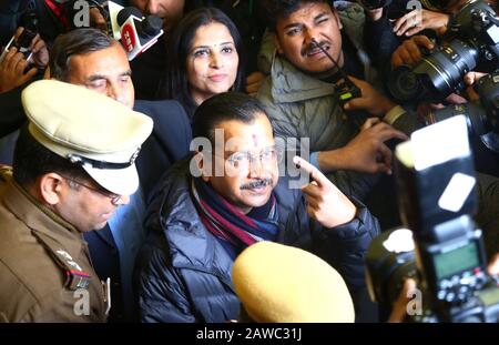 New Delhi, Inde. 8 février 2020. Le ministre en chef de Delhi Arvind Kejriwal (C) est entouré de travailleurs des médias et de personnel de police, comme il montre son doigt marqué à l'encre après avoir exprimé son vote à New Delhi, en Inde, le 8 février 2020. Le vote pour les élections locales dans la capitale indienne a commencé samedi matin dans un climat de sécurité et d'arrangements adéquats, a déclaré les responsables. Crédit: Str/Xinhua/Alay Live News Banque D'Images