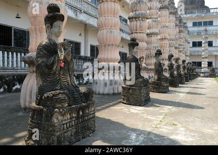 Nong Khai Isan Thaïlande - sculptures de Bouddha dans le temple bouddhiste Wat Khaek Banque D'Images