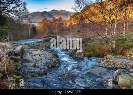 Ashness Bridge en hiver près de Keswick. CumbriaLe quartier du lac. Banque D'Images